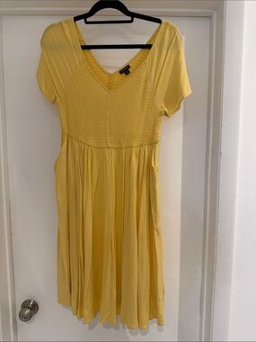 Torrid Women’s Yellow V-Neck Short Sleeve Smocked Waist Dress. Never worn